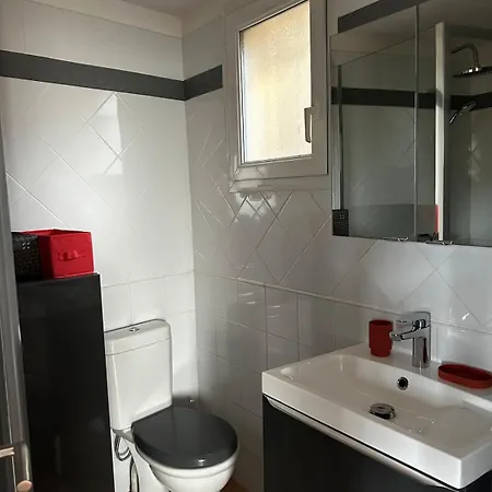 Location Pres De La Avec Terrasse Et Piscine En Copropriete Lägenhet